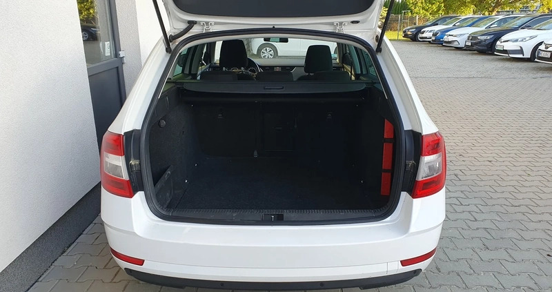 Skoda Octavia cena 37300 przebieg: 196000, rok produkcji 2019 z Augustów małe 277